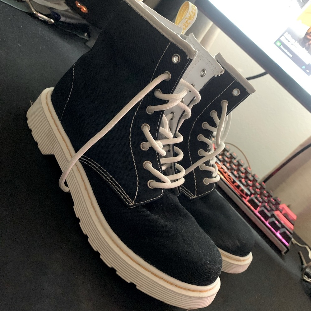 Drmarten woman’sboots slightlyused greatcondition